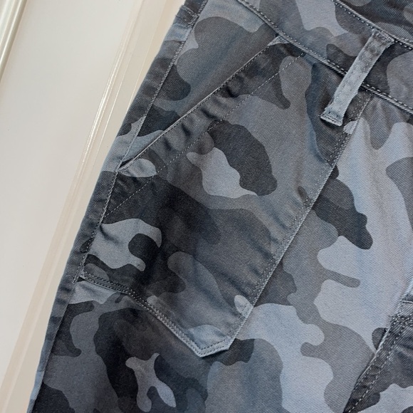 Utility by Seven ankle skinny dark gray camo pants size 8 - Picture 3 of 10